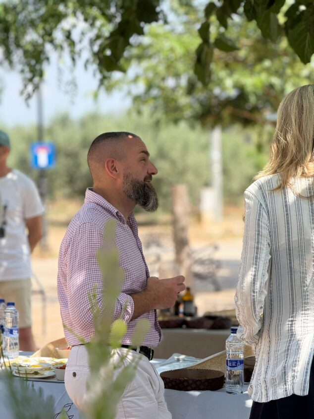 Jaume Mora Pedrós: «Tenemos que emanciparnos de ciertos dogmas del pasado y empezar a valorar nuestros productos autóctonos» 5 Imagen: Fotografía de Jaume Mora Pedrós, fundador de La Penya, sonriendo en un evento al aire libre.