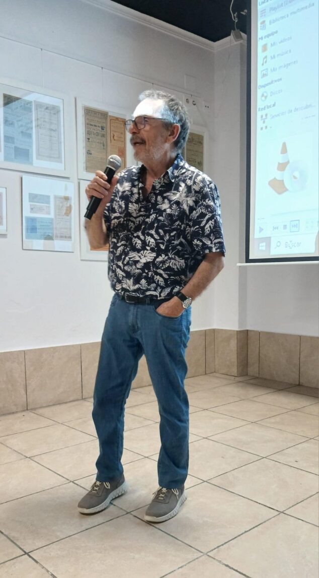 La Associació Cultural Ocell estrena en Ondara el documental sobre el artista Joan Castejón 2 Imagen: Joan Castejón parlant amb un micròfon durant un acte públic