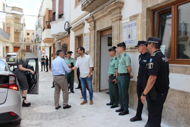 Benitatxell ratifica su protocolo contra la violencia de género y celebra un descenso de la criminalidad 1 Imagen: El alcalde de Benitatxell y el subdelegado del Gobierno se dan la mano frente a agentes de la Guardia Civil y Policía Local fuera del ayuntamiento.