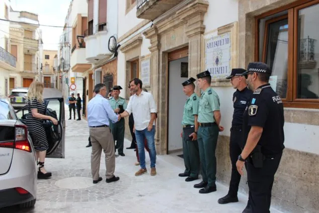 El alcalde de Benitatxell y el subdelegado del Gobierno se dan la mano frente a agentes de la Guardia Civil y Policía Local fuera del ayuntamiento.