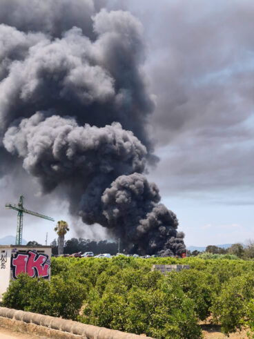 La gran columna de humo negro provocada por el incendio en El Verger – Fuente  Ayuntamiento del Verger