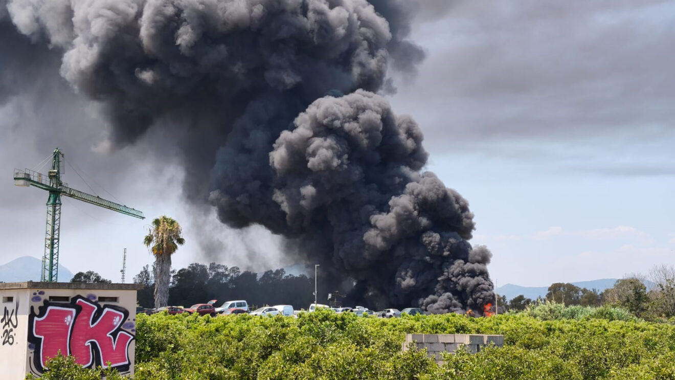 La gran columna de humo negro provocada por el incendio en El Verger - Fuente - Ayuntamiento del Verger