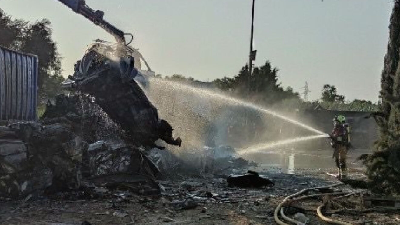 Labores de extinción del incendio en el desguace del Verger