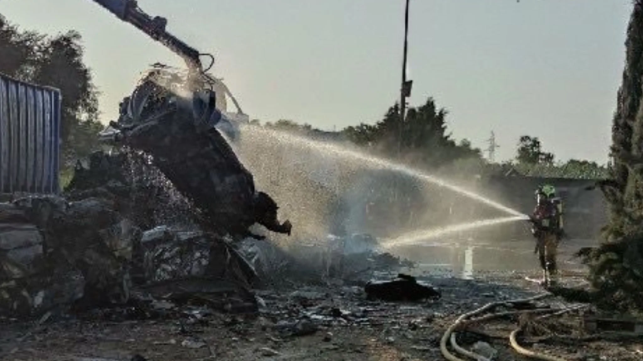 labores de extincion del incendio en el desguace del verger