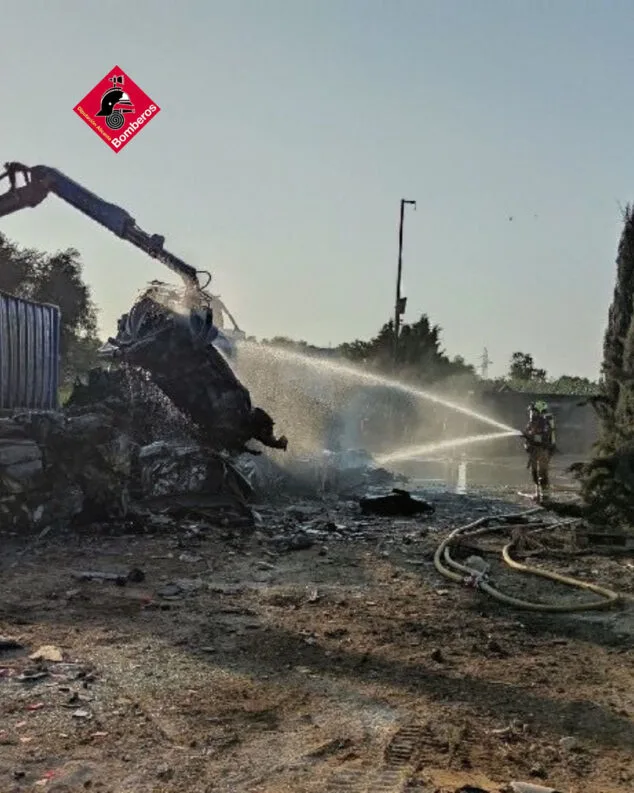 Extinguido el incendio del desguace de El Verger 4 Imagen: Labores de extinción en el incendio en el desguace del Verger