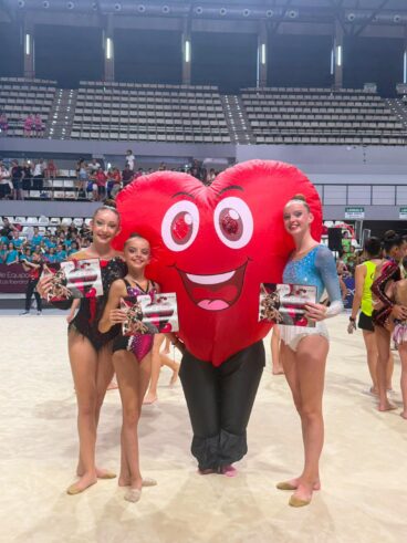 Gimnastas del Club Les Marines con la mascota del campeonato