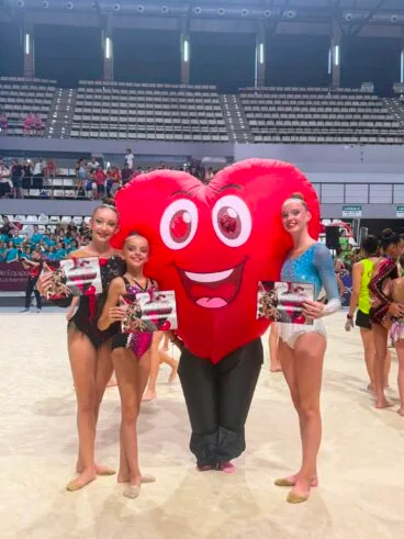 Gimnastas del Club Les Marines con la mascota del campeonato