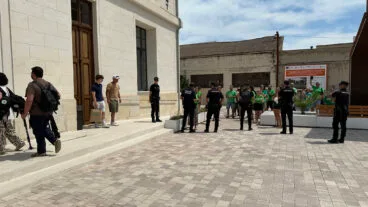 Los docentes a la entrada de Juanfran Pérez Llorca al Ayuntamiento de Benissa