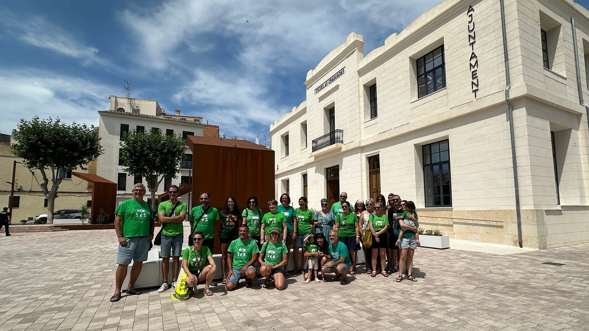 los docentes de la marina alta reciben al president de la generalitat en benissa