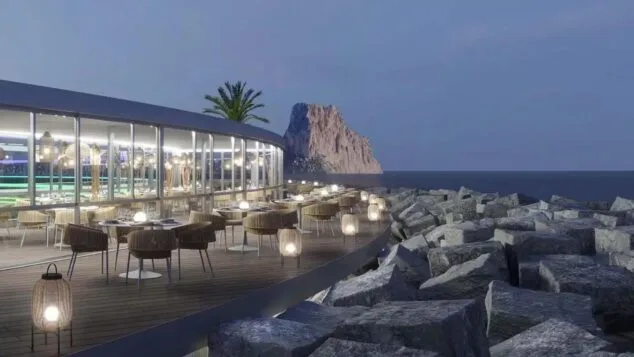 Imagen: Render nocturno de las terrazas y el restaurante acristalado de Marina PortBlanc en Calp, junto al mar.