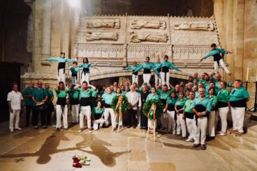 Homenaje de la Muixeranga de la Marina Alta a Jaime I en Poblet