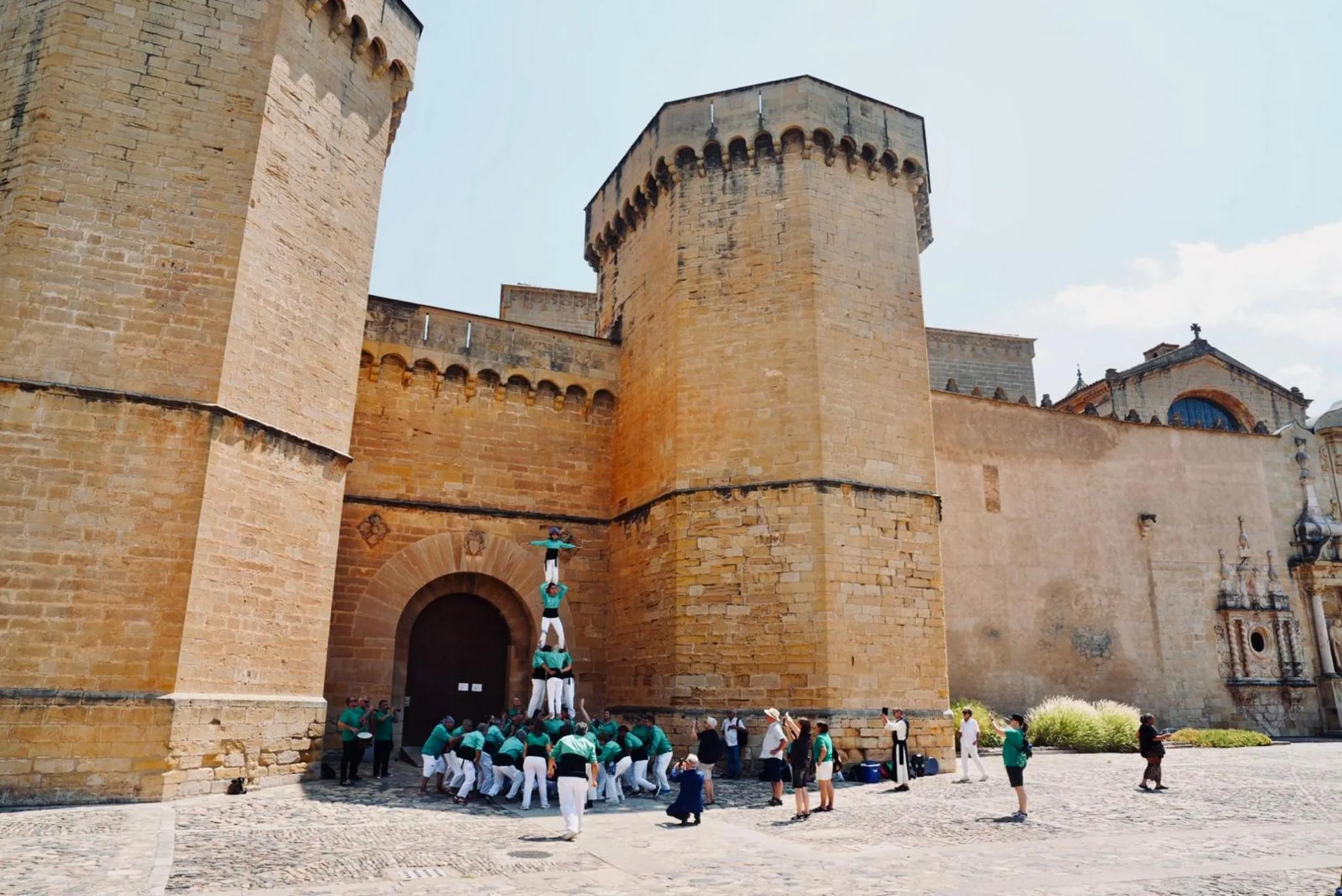 La Muixeranga de la Marina Alta frente al Monasterio de Poblet.