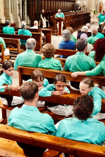 Miembros de la Muixeranga de la Marina Alta durante el acto en el Monasterio de Poblet