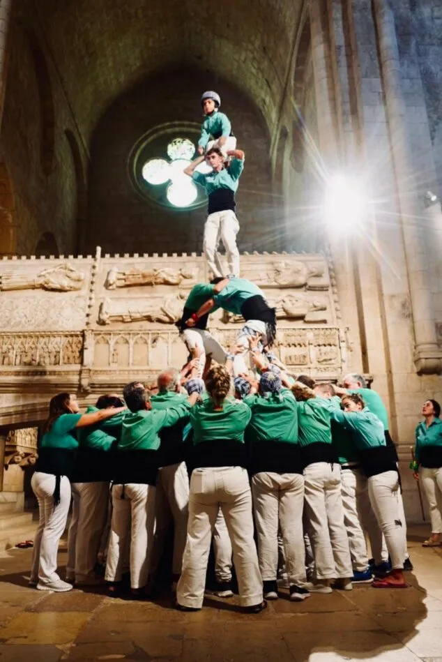 La Muixeranga de la Marina Alta protagoniza un histórico homenaje a Jaume I en el Monasterio de Poblet 4 Imagen: Muixeranga de la Marina Alta en el Monasterio de Poblet durante el homenaje a Jaime I.
