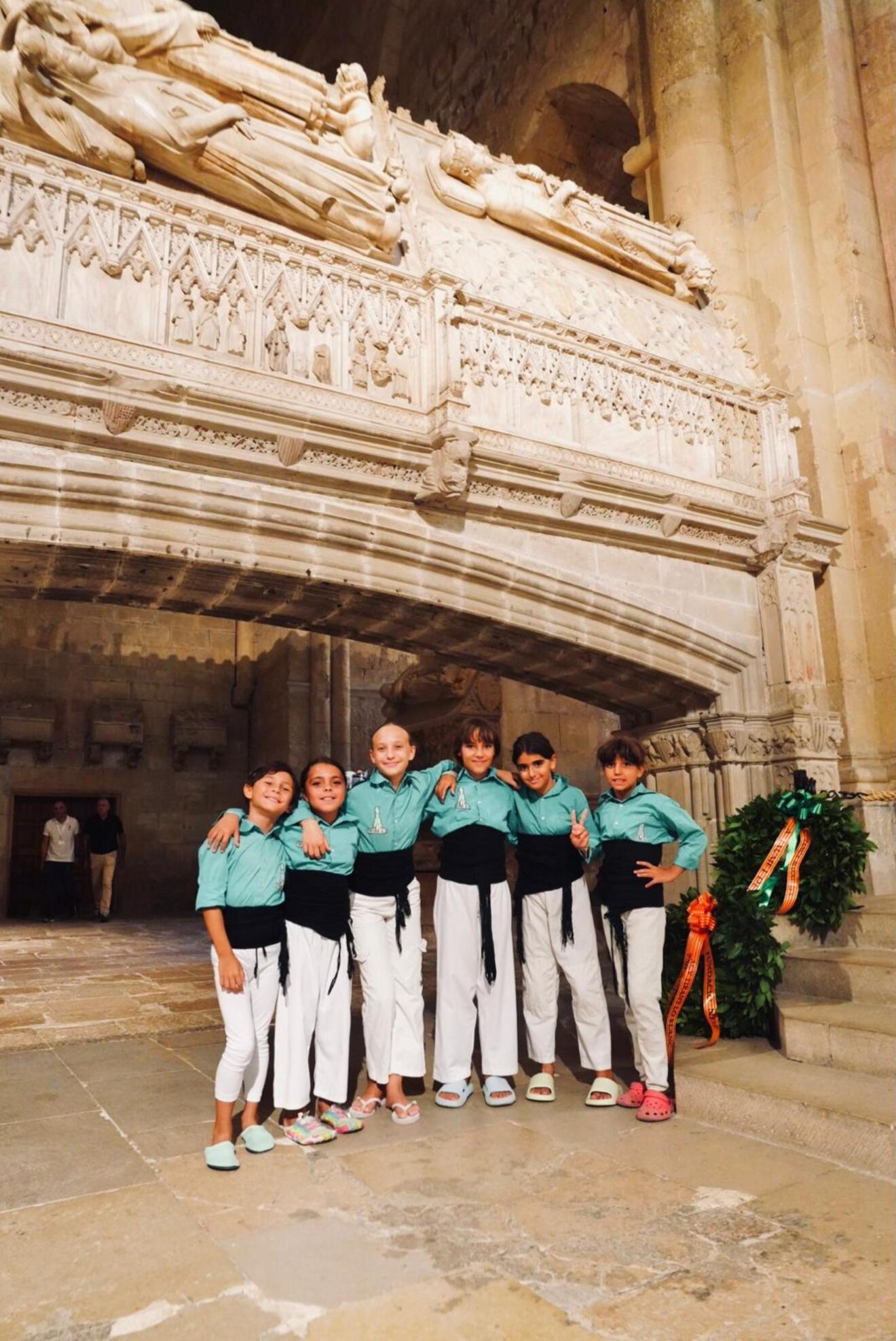 Jóvenes miembros de la Muixeranga de la Marina Alta en el Monasterio de Poblet