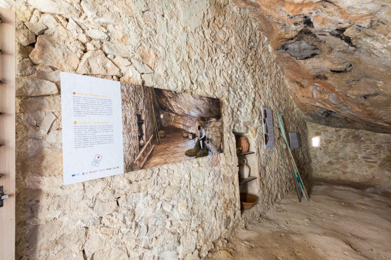 Interior musealizado de la Cova de les Morretes