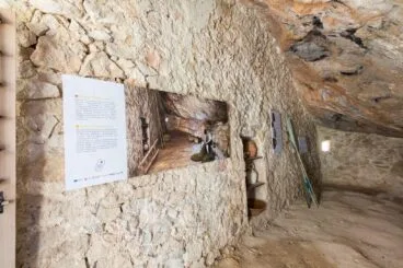 Interior musealizado de la Cova de les Morretes