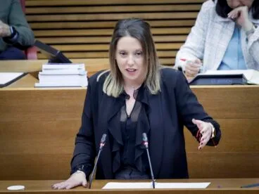 Noelia Císcar, diputada del GPP, hablando desde el atril en el parlamento valenciano, Les Corts.
