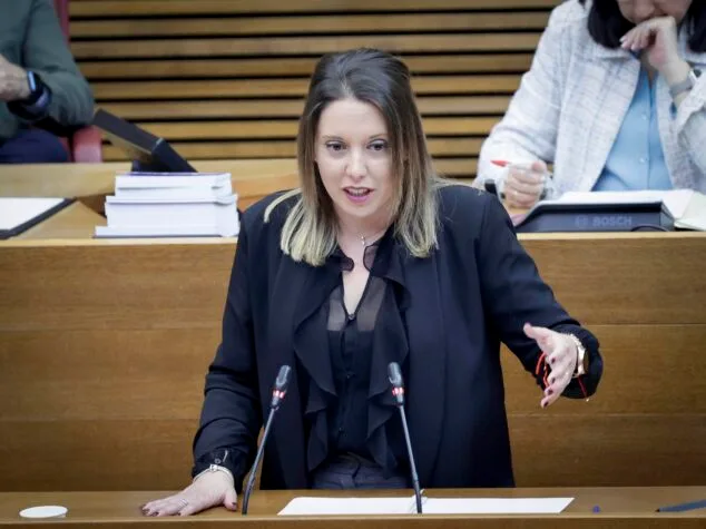 Imagen: Noelia Císcar, diputada del GPP, hablando desde el atril en el parlamento valenciano, Les Corts.