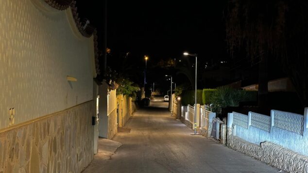 Más luz en Calp: 67 nuevas farolas solares iluminan sus urbanizaciones 3 Imagen: Vista nocturna de una calle residencial en Calp iluminada por las nuevas farolas solares.