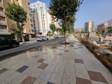 Calp concluye las obras de accesibilidad en la calle Castelló de la Plana 2 Nuevas aceras pavimentadas y arbolado en la calle Castelló de la Plana de Calp tras las obras.