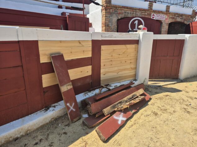 Ondara invierte más de 8.600 euros en la puesta a punto de la plaza de toros para Sant Jaume 2026 4 Imagen: Tablones de madera antiguos apilados frente a la barrera renovada de la plaza de toros.