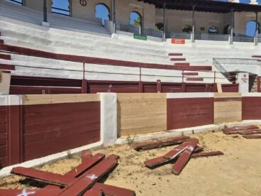 Obras de renovación de la madera en la barrera de la Plaza de Toros de Ondara.