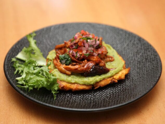 El Bar Friends gana con «El Patacón» la Ruta de la Tapa «Ondara se destapa» Primavera 2026 1 Imagen: Primer plano de la tapa "El Patacón" del Bar Friends, con tostón de plátano, guacamole y carne mechada.