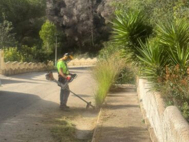 Operario realizando tareas de desbroce en Benitatxell