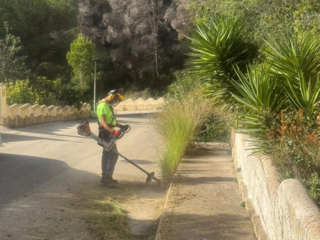 Imagen: Operario con desbrozadora trabajando en una calle de Benitatxell.