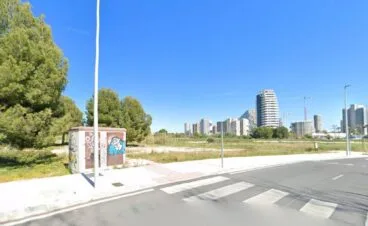 Terreno descampado junto a una calle y edificios en Calp.
