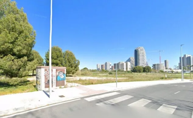 Terreno descampado junto a una calle y edificios en Calp.