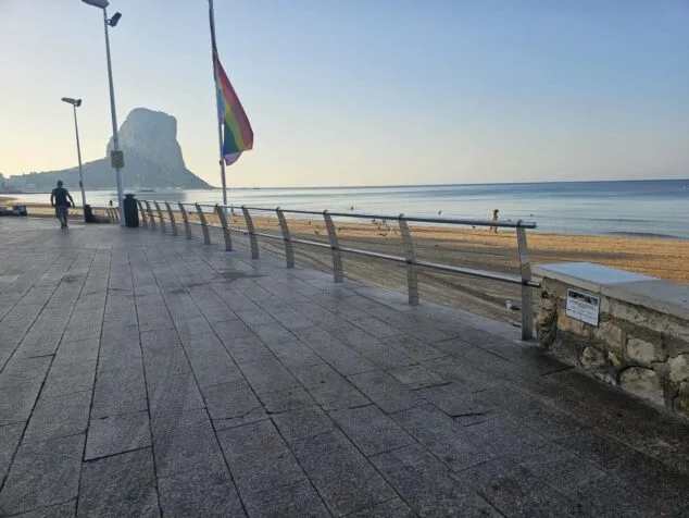 Personas paseando por el paseo marítimo Arenal-Bol en Calp con el Peñón de Ifach al fondo.