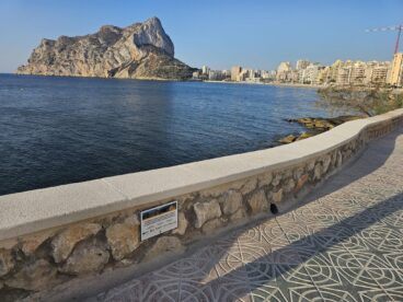 Vista del paseo marítimo de la Fossa en Calp