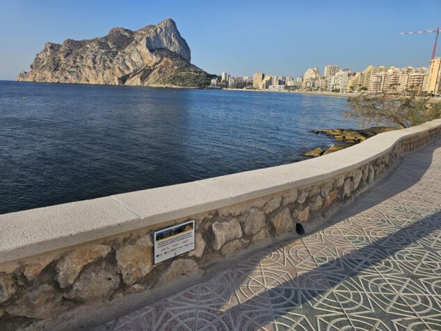 Más de 278.000 euros de fondos europeos financian los paseos de la Fossa y el Arenal-Bol en Calp 2 Imagen: Vista del paseo marítimo de Calp con el Penyal d'Ifac al fondo y el muro de piedra rehabilitado en primer plano.