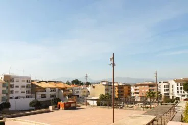 Compromís Teulada i Moraira propone un plan de choque contra el calor extremo: más árboles, refugios y renaturalización 7 Vista de la Plaza de VI Centenari en Teulada, con suelo pavimentado y pocos árboles bajo un cielo soleado.