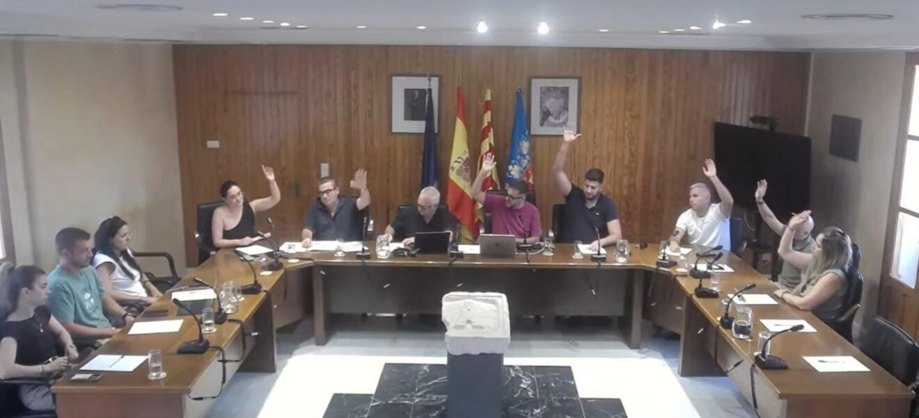 Pleno del Ayuntamiento de Ondara votando la moción sobre la escoleta