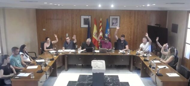 Ondara aprueba un plan para la mejora de la Escoleta Infantil Municipal Joaquina Gavilà 1 Miembros del pleno del Ayuntamiento de Ondara votando a mano alzada alrededor de una mesa en una sala de juntas.