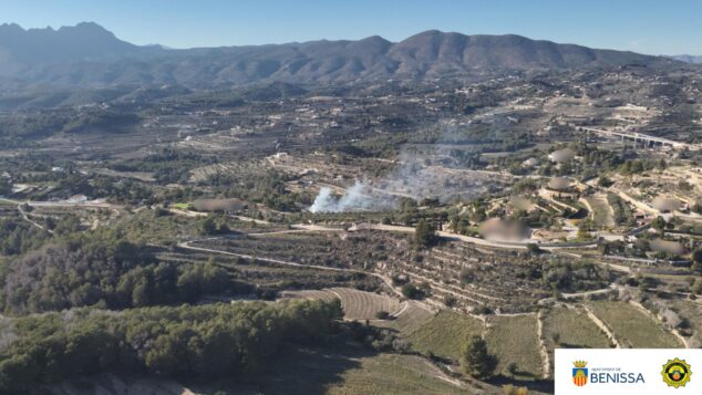 La tecnología que ha transformado la seguridad en Benissa: la Policía Local logra una vigilancia integral 2 Imagen: Vista aérea de un paisaje en Benissa con una pequeña columna de humo y logotipos de la Policía Local.