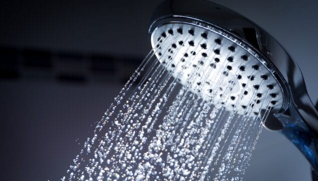 5 problemas del agua en casa que puedes evitar con un buen mantenimiento 4 Imagen: ¿Por qué se queda sin presión la ducha al abrir otro grifo?