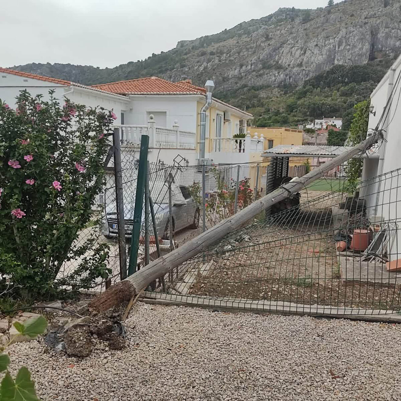 Poste caído en Benimaurell