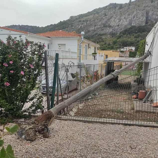 Un cable descolgado en Benimaurell provoca daños en la línea telefónica tras engancharse un camión 3 Imagen: Poste caído en Benimaurell