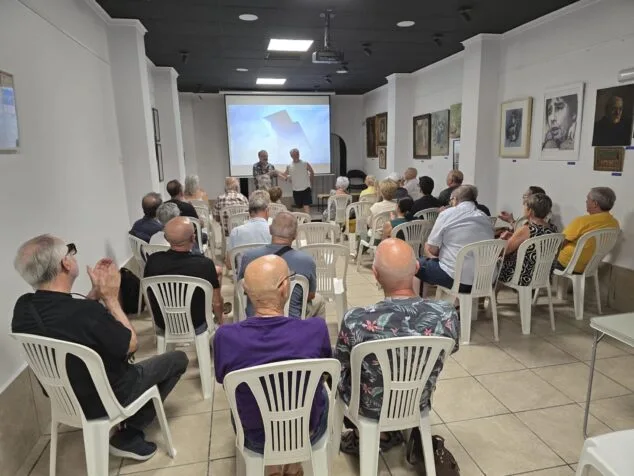 La Associació Cultural Ocell estrena en Ondara el documental sobre el artista Joan Castejón 3 Imagen: Público aplaudiendo durante la presentación del documental sobre Joan Castejón en la sede de la asociación Ocell en Ondara.