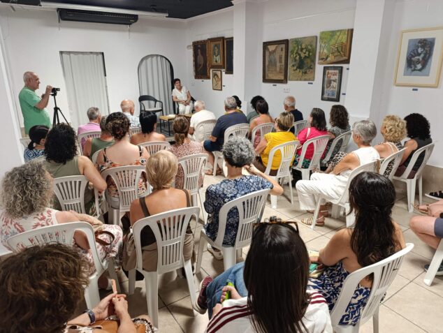 'Gramática de los girasoles' de Elvira Cambrils llega a Ondara 2 Imagen: Elvira Cambrils sentada hablando en la presentación de su libro en una sala llena de público.