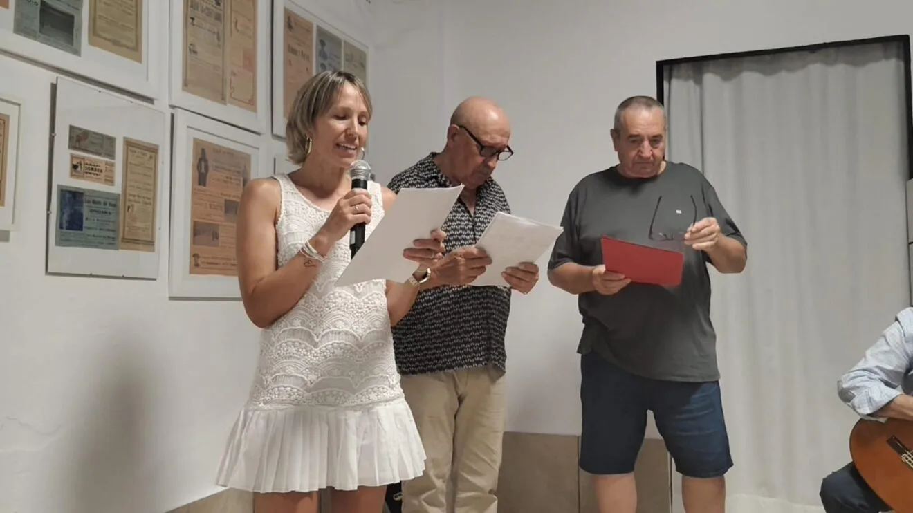 Recital poético durante la presentación de "Gala balsámica" de Joan Mestre en Ondara