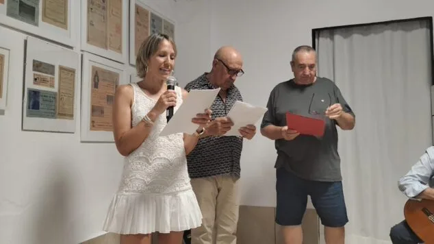 Imagen: Neus Mestre, Joan Mestre y Pep Duran durante el recital poético de presentación del libro "Gala balsámica".