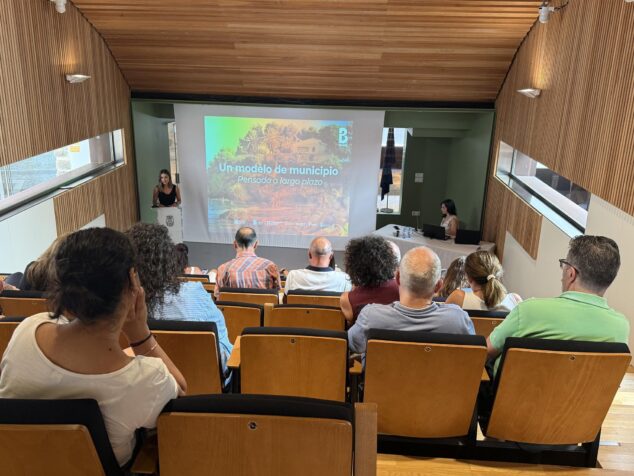 Imagen: Presentación de los resultados del Plan de Sostenibilidad Turística en Destino (PSTD) de Benissa en un auditorio.