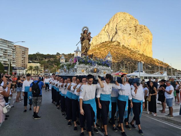 Imagen: Procesión de la Virgen del Carmen en el puerto de Calp con el Peñón de Ifach al fondo