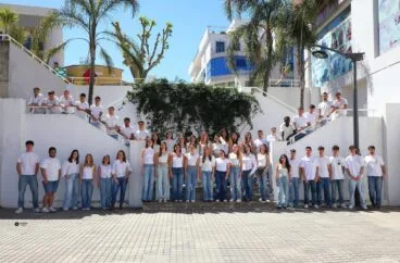 Foto de grupo de los jóvenes miembros de la Quintà 2026 Fanecaes de Ondara posando en unas escaleras al aire libre.