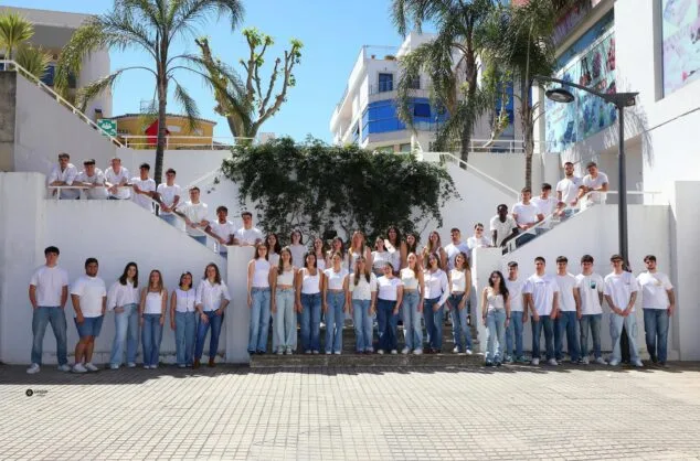 Foto de grupo de los jóvenes miembros de la Quintà 2026 Fanecaes de Ondara posando en unas escaleras al aire libre.